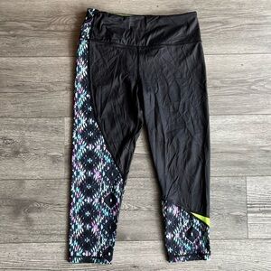 VSX Sport Knockout by Victoria’s Secret Capri Crop Legging Geometric Size Med